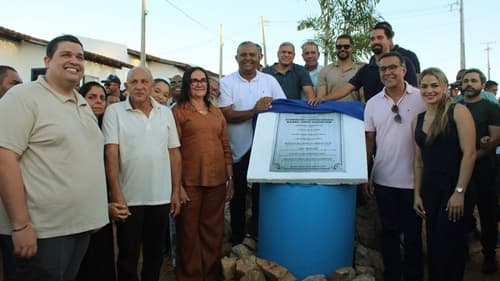 Ibirataia: Prefeito Sandro Futuca faz entrega das 61 casas populares e inaugura novos galpões da Feira Livre