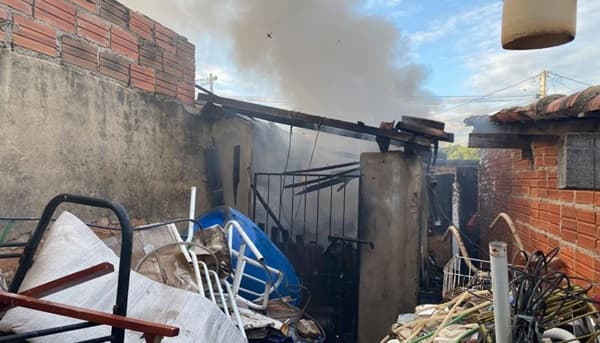 Em Brumado homem tenta expulsar marimbondo e termina tocando fogo na casa