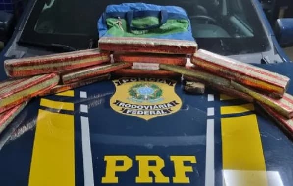 Polícia prende mulher que viajava com filha de 3 anos enquanto transportava maconha