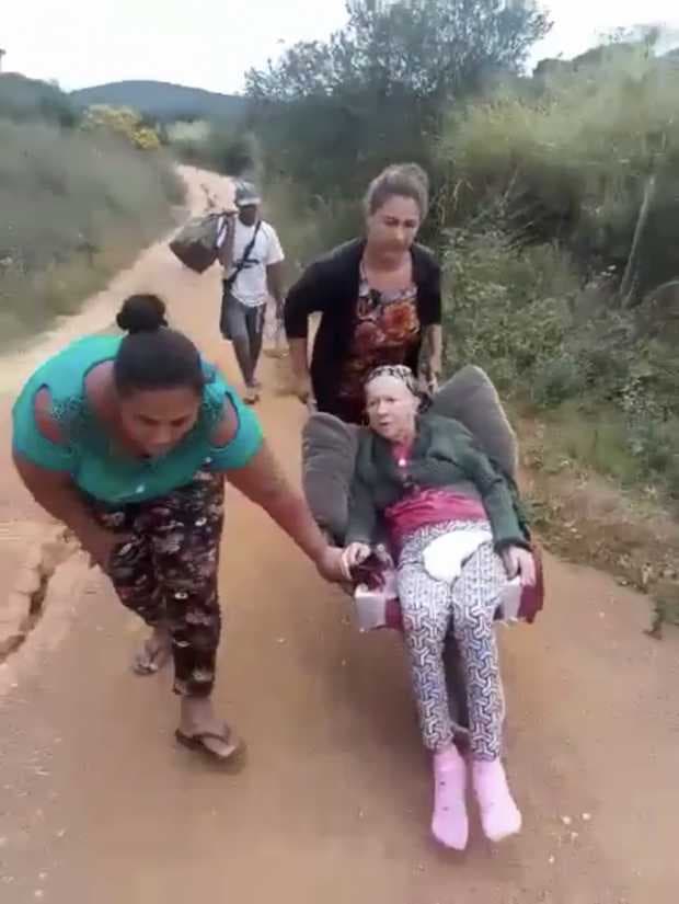 mulher é levada em carro de mão para fazer hemodiálise na Bahia