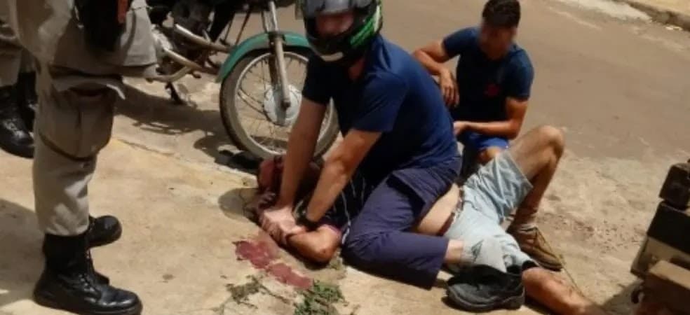 Jovem imobiliza pai para evitar que mãe fosse agredida