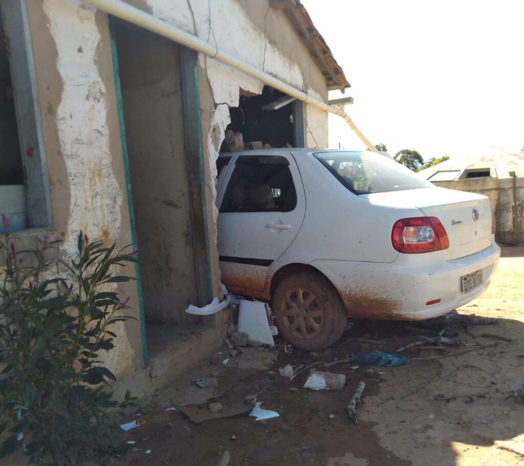 Em Tanque Novo carro desgovernado invade casa e deixa uma pessoa ferida