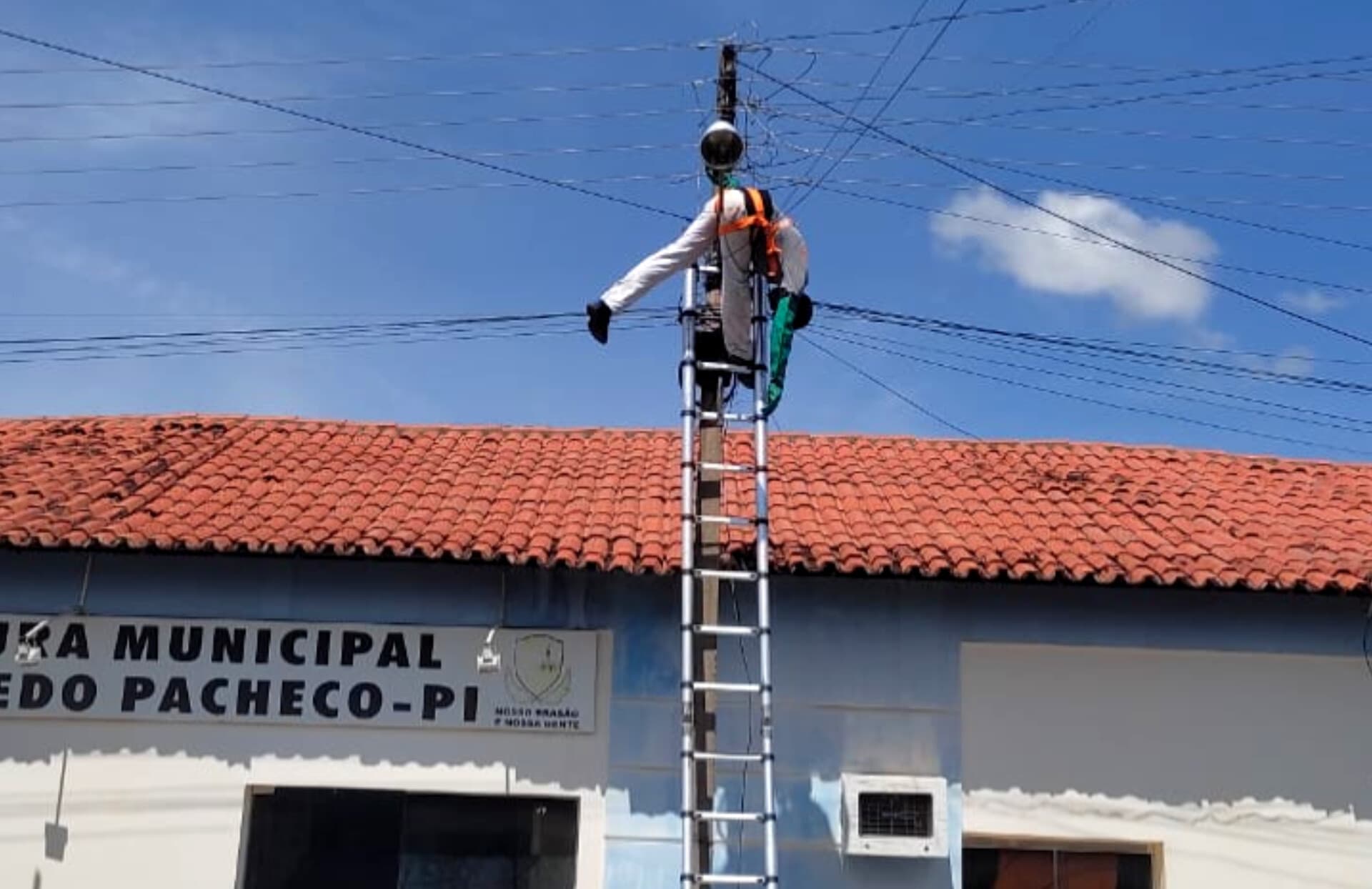 Homem morre eletrocutado em frente a prédio da prefeitura