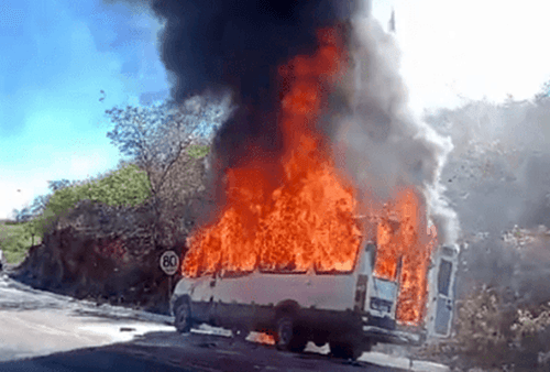 Van fica destruída após pegar fogo na Bahia