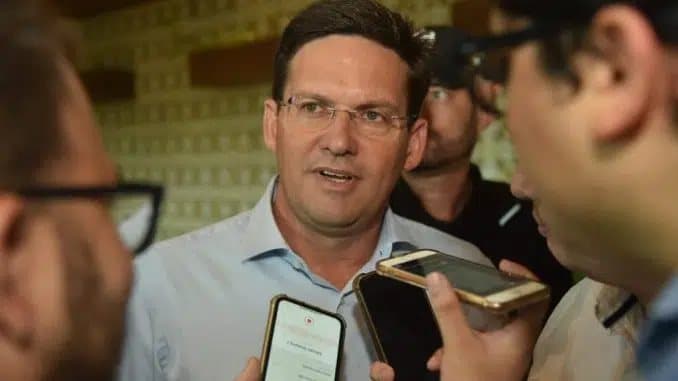 "Foi na marra": João Roma comemora redução de preço da gasolina e confronta Rui Costa