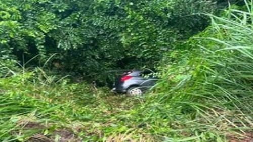 Carro Cai em ribanceira na BA-250 próximo ao lixão de Gandu
