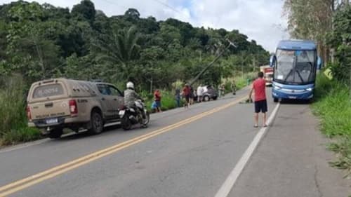Roda de carreta se solta e provoca acidente