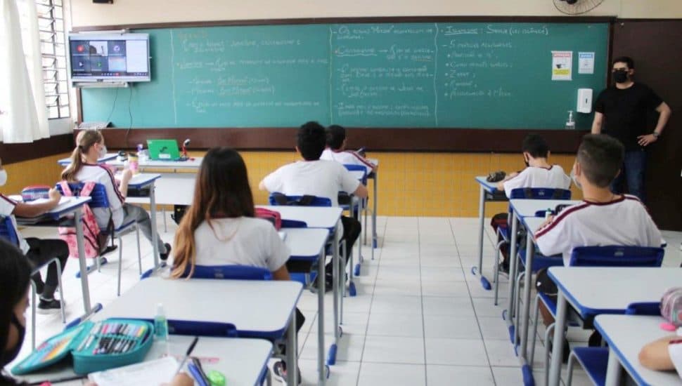 Piso salarial dos professores do Paraná pode ter reajuste de até 48,7% em 2022