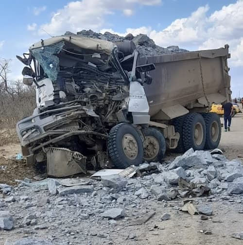 Motorista morre após batida entre veículos de carga de minério na Bahia