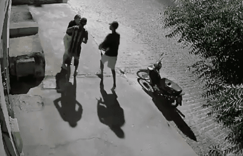 Câmera flagra dupla tomando moto de assalto em Jequié