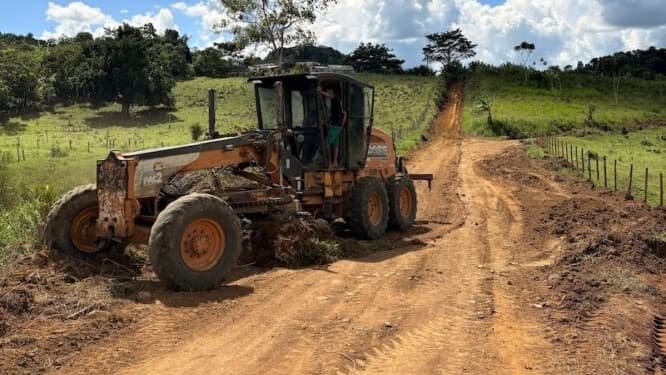 Prefeitura de Maraú intensifica recuperação de estradas vicinais em Piabanha