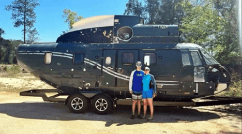 Casal compra helicóptero usado e o transforma em trailer