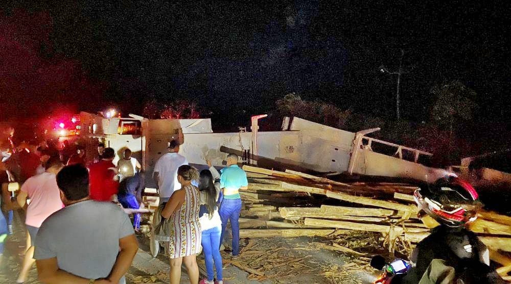 Motorista de carro morre em colisão com carreta o sul da Bahia