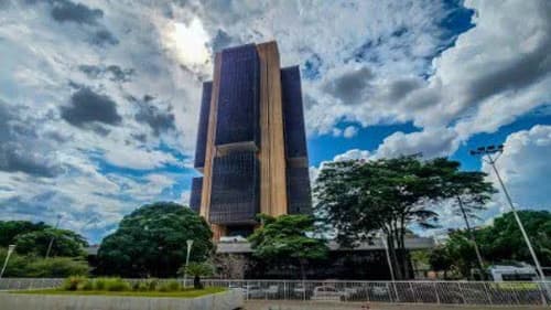 Copom reduz juros, mas alerta para inflação acima da meta no Brasil