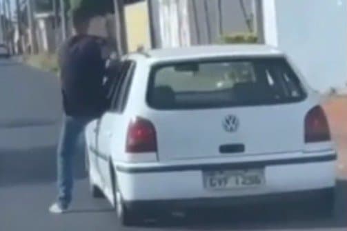 Motorista abandona carro em movimento e faz loucuras no trânsito, assustando populares