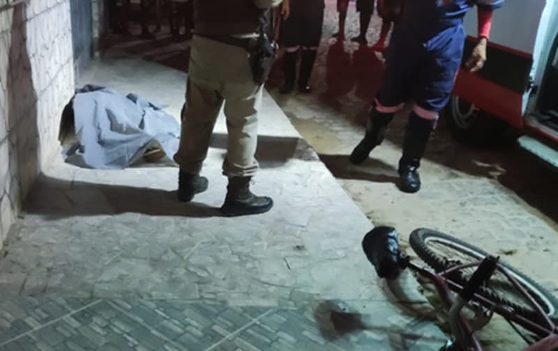 Dupla em bicicleta mata homem em Ipiaú