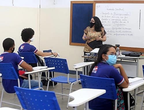 Professores de escolas públicas começam a recomendar uso de máscaras
