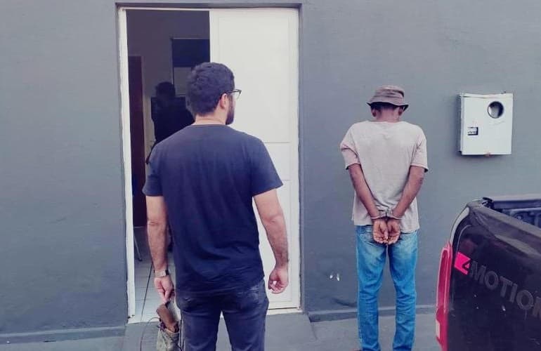 Após 14 anos, homem que matou a própria mãe é preso pela polícia