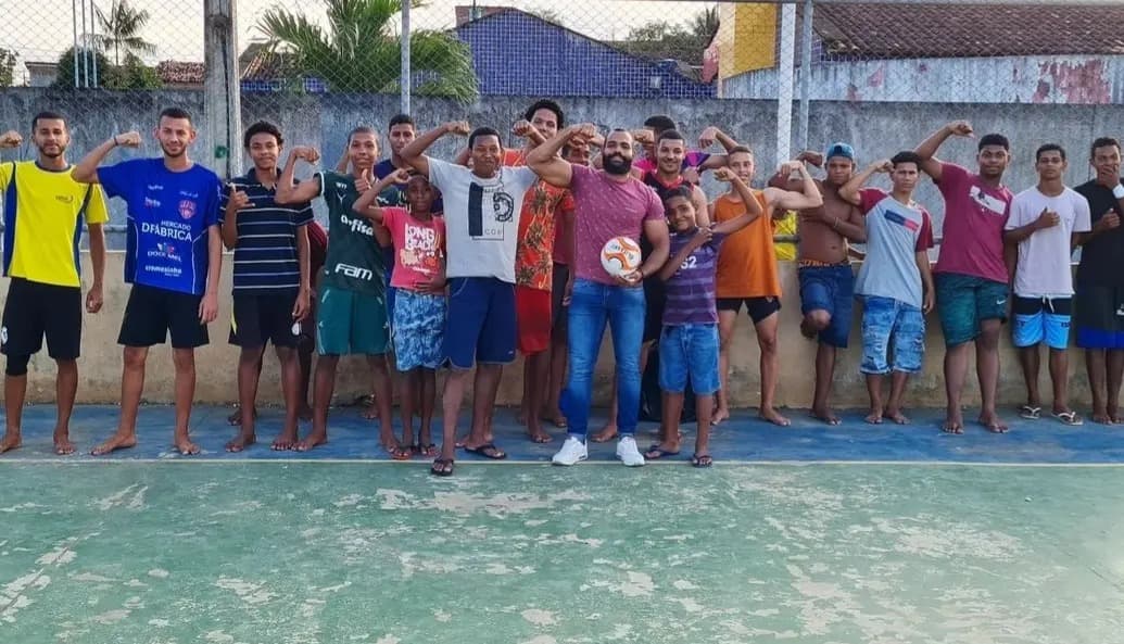 Ibirataia: Lucas morais doa bola para a prática de futsal para desportistas de vários bairros