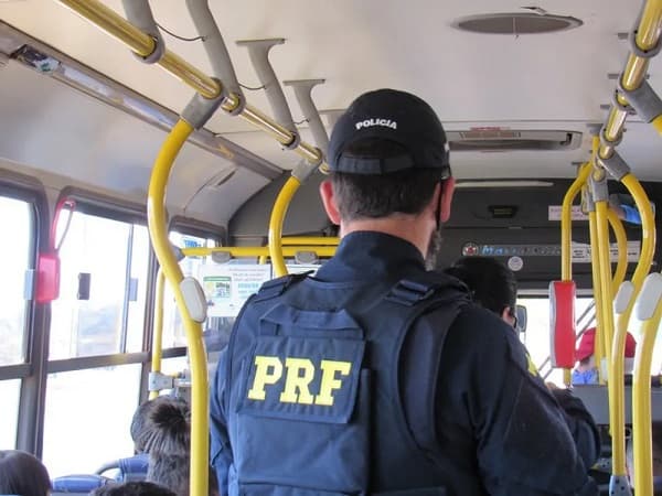 Homem é preso suspeito de se masturbar dentro de ônibus em Eunápolis