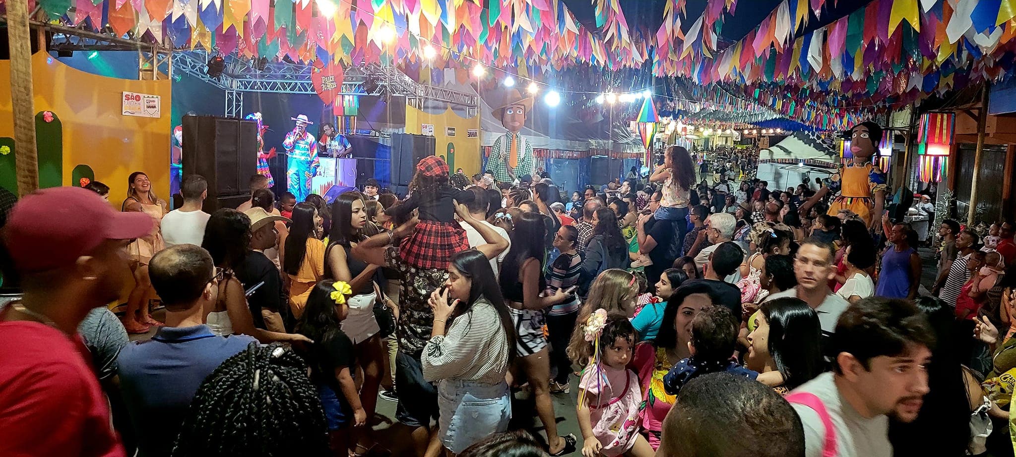 Pirulito e Paçoca animam tarde com as crianças no São João da Nossa Terra em Ibirataia