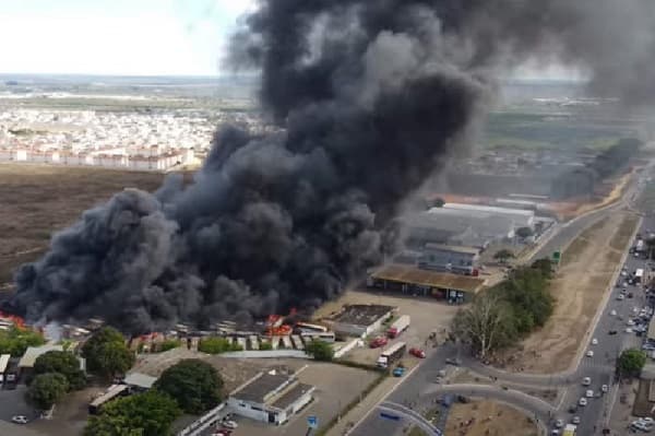 Vitória da Conquista: Fogo destrói 85 ônibus em pátio da empresa Novo Horizonte