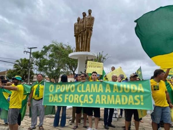 Conquista: Pedindo intervenção militar funcionários participam de manifestação antidemocrática