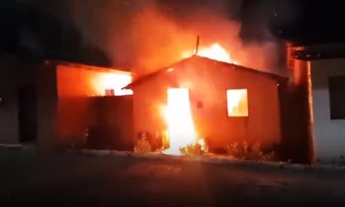 Preso homem que tocou fogo na casa da mãe idosa por causa de dinheiro