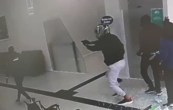Assalto a banco termina em troca de tiros e um suspeito morto