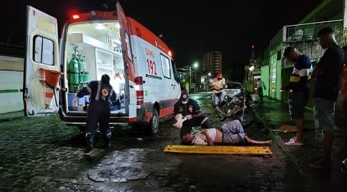 Motociclista fica ferido após colisão com carro na Rua Juracy Magalhães em Ipiaú