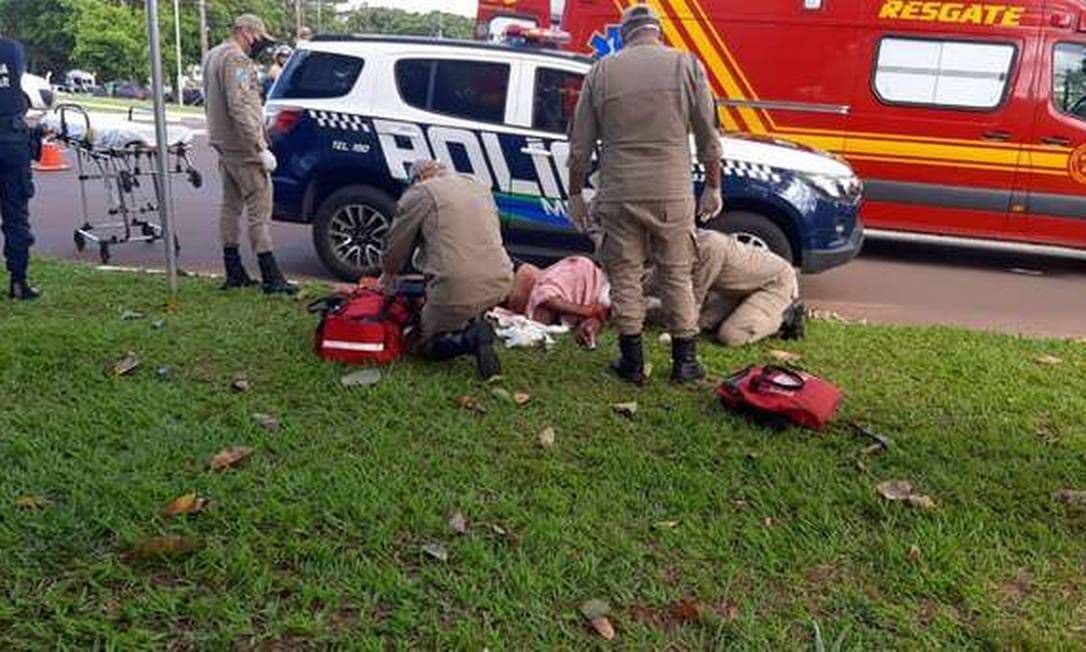 Policial rastreia carro, invade motel e encontra ex-mulher com personal