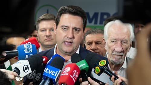 Entrada de Flávio Bolsonaro na disputa nacional abre espaço para Ratinho Jr., avaliam líderes do centrão