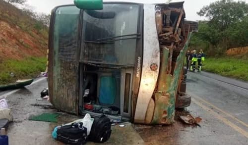 Acidente com ônibus interestadual deixa 1 morto e 11 feridos na BR-116, no sudoeste da Bahia