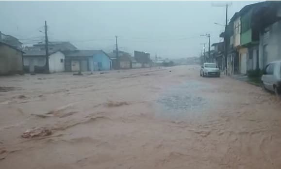 Ipiaú: Morador do ACM mostra alagamentos no bairro após forte chuva