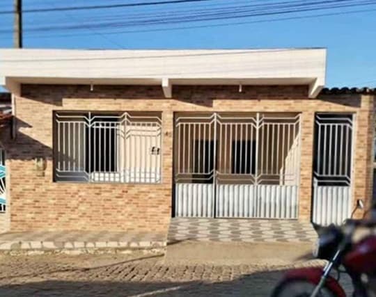 Ibirataia: Vende-se uma casa espaçosa no bairro Massaranduba