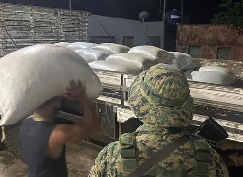PM recupera carga de café roubada e prende três suspeitos no Sul da Bahia
