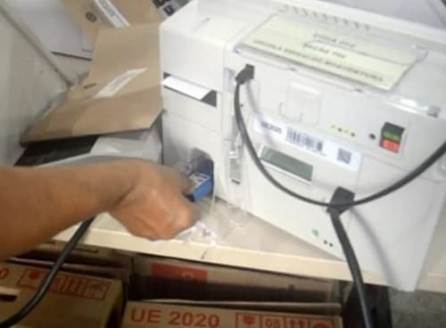 Urnas eletrônicas começam a ser equipadas para votação na Bahia