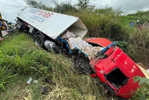 Motorista perde controle da direção e caminhão carregado de bebida láctea tomba