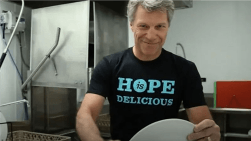 Bon Jovi abre restaurante para moradores de rua e enfrenta críticas do prefeito de Toms Rivers