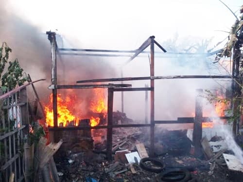 Bombeiros debelam incêndio e resgatam idoso na Bahia