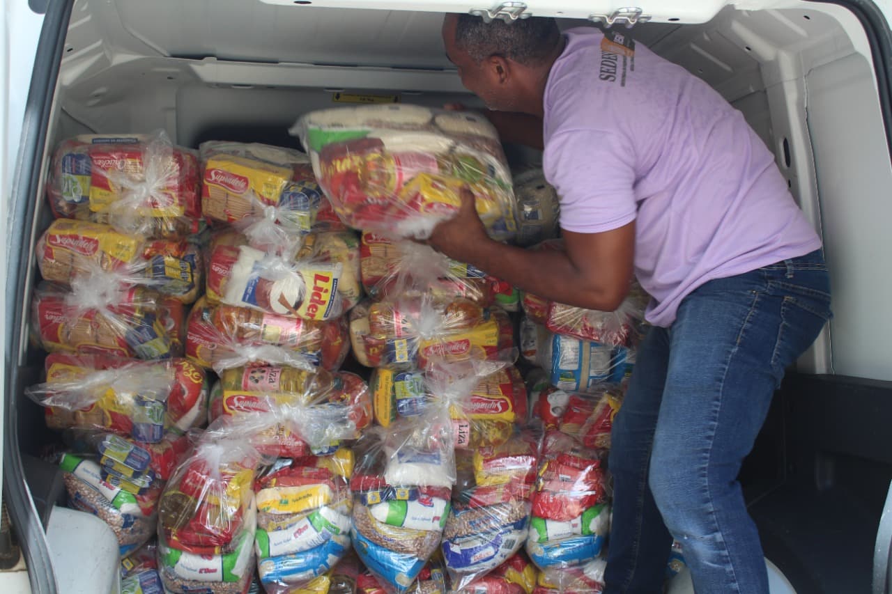 Ibirataia: Secretaria do social faz entrega dos kits alimentação de Natal