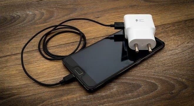 Seu carregador está conectado à tomada SEM o celular? Saiba o que isso irá causar