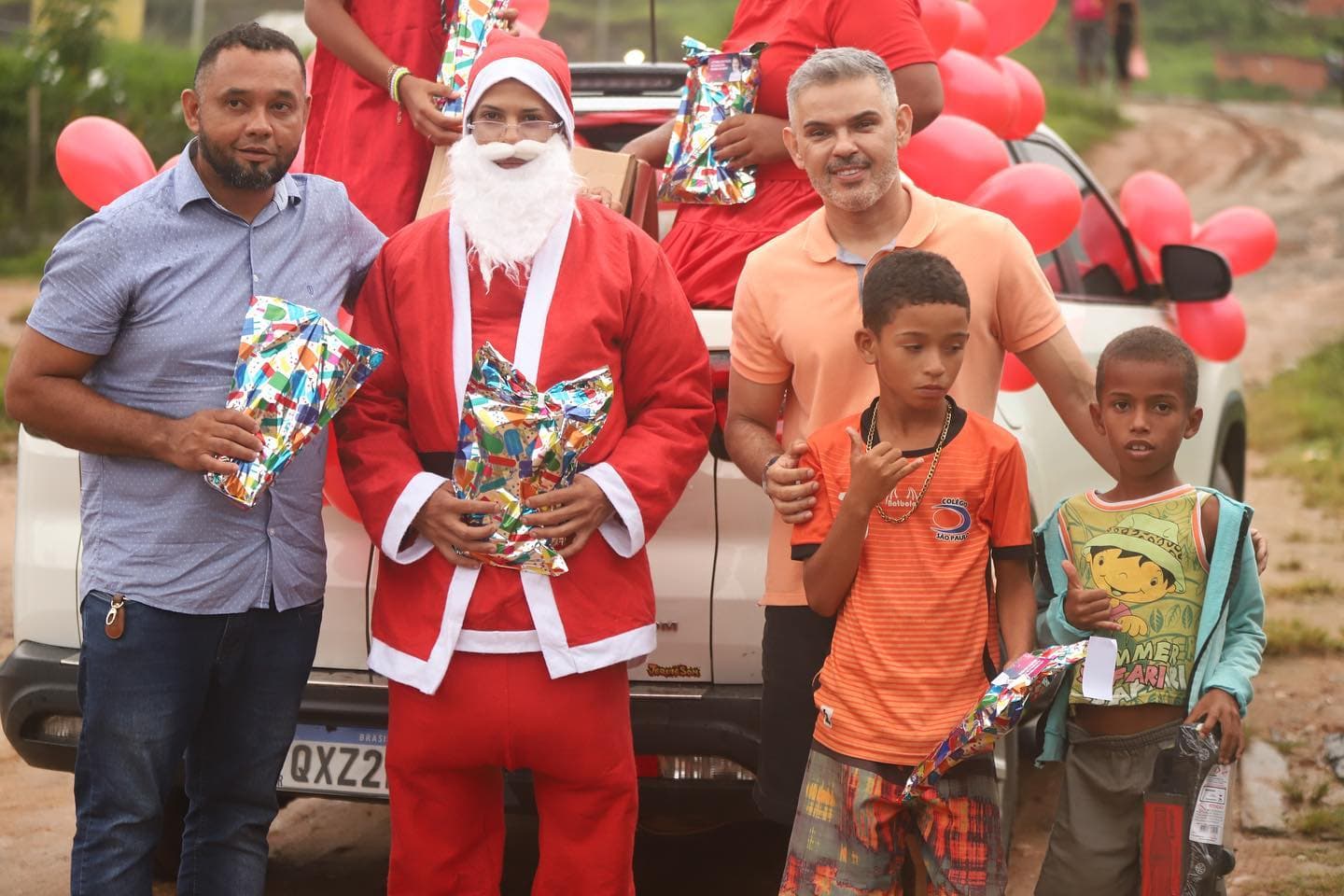 Alex Miranda e Carlos do Pague Leve’s distribuem brinquedos para crianças no Natal