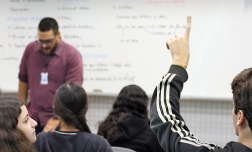 Professores brasileiros perdem 21% do tempo de aula para manter a disciplina, aponta pesquisa da OCDE