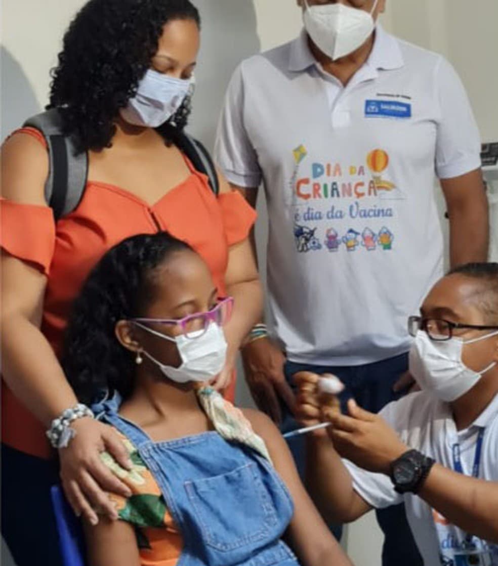 Menina de 10 anos é a primeira criança a ser vacinada contra a Covid-19 em Salvador