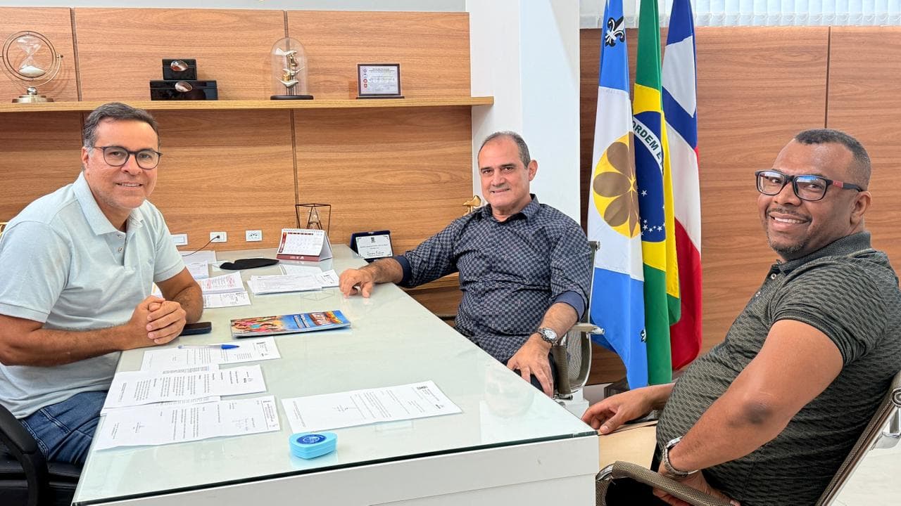 Ibirataia: Prefeito Sandro Futuca recebe presidente estadual da Democracia Cristã em seu gabinete