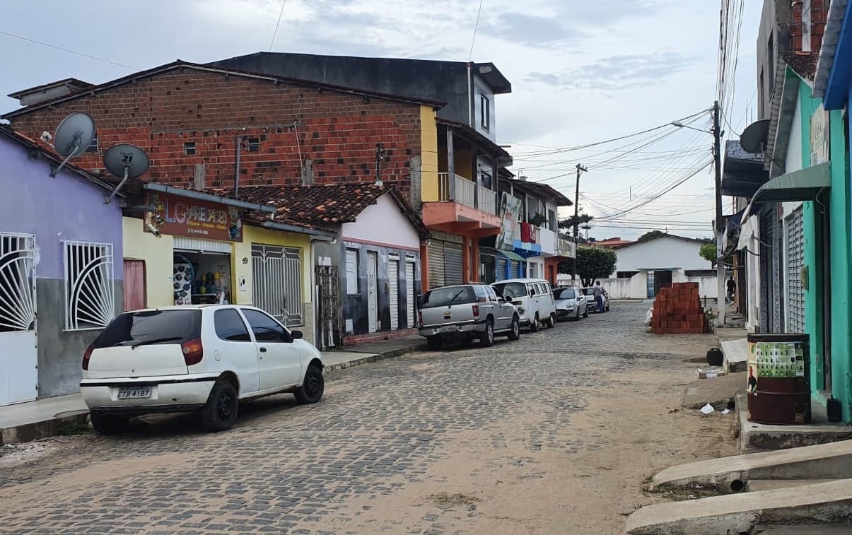 Morador da rua Mira Rio em Ibirataia reclama de bocas de lobo entupidas
