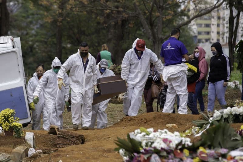 Brasil registra 929 mortes por Covid-19 em 24h, maior número desde setembro