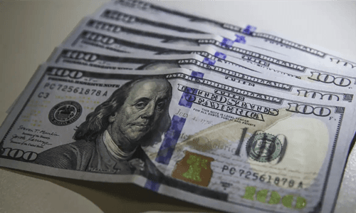 Dólar volta a R$ 5 e bolsa brasileira cai com tensão no Oriente Médio