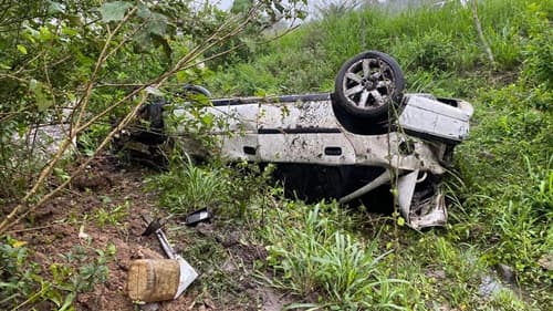 Ibirataia: Carro capota na BA-650 entre Ipiaú e Ibirataia: Dois feridos são socorridos após acidente